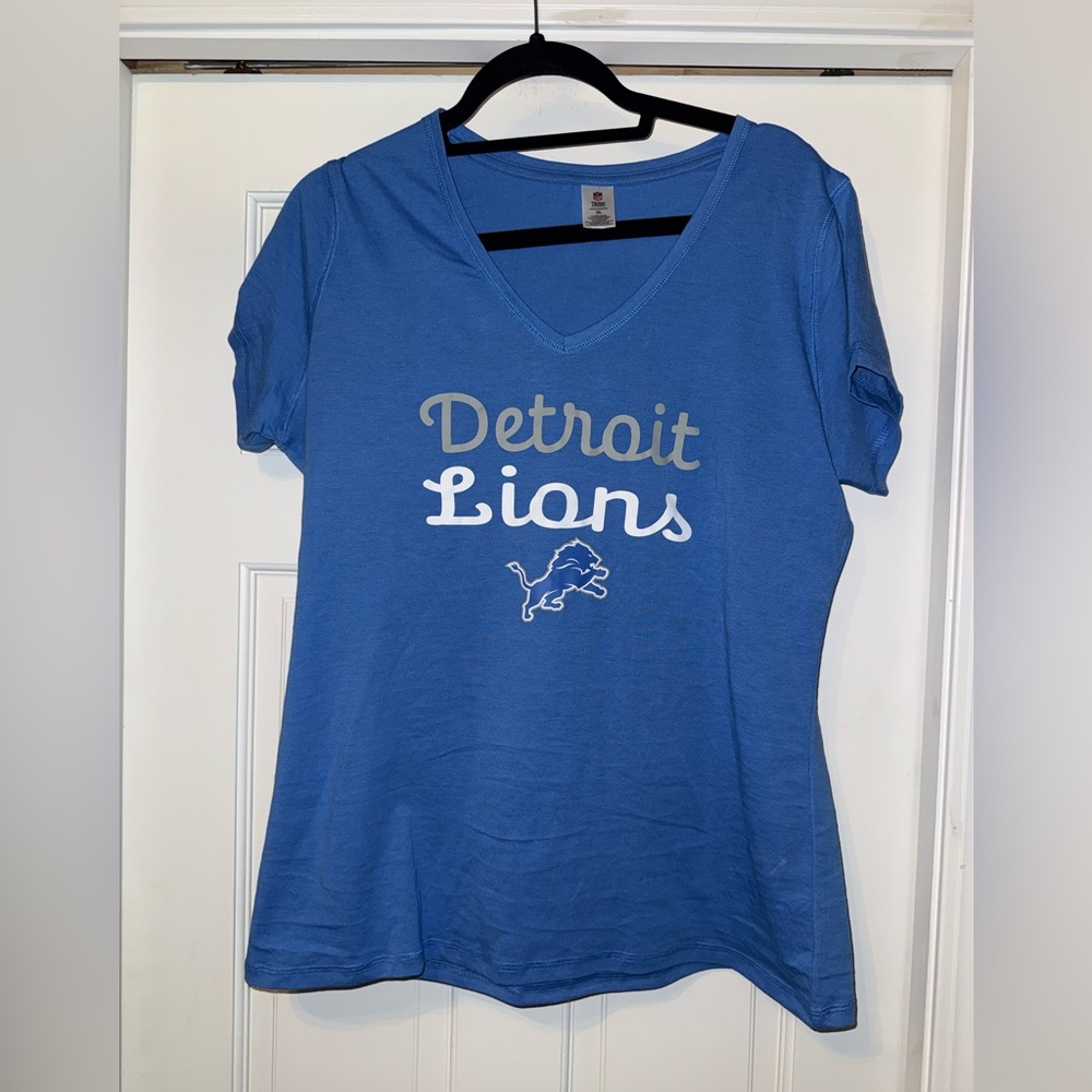 Detroit Lions Women's V-Neck Tee - Size XL